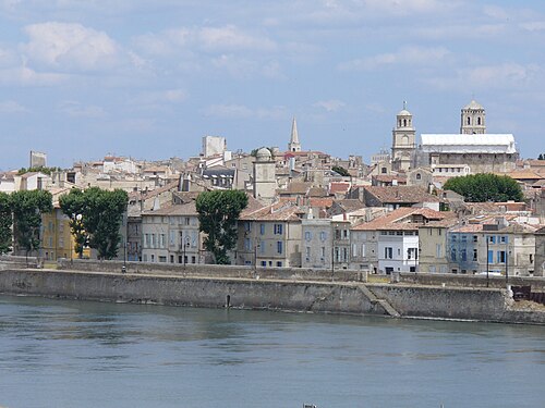 Arles vue depuis la rive du Rhône